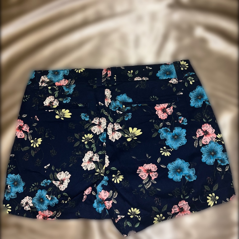 Black with floral print a.n.a Shorts - Picture 2 of 2